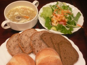 スメターナ入りきのこと野菜のスープ、ライ麦パン、サラダ スメターナ入りきのこと野菜のスープ、ライ麦パン、サラダ